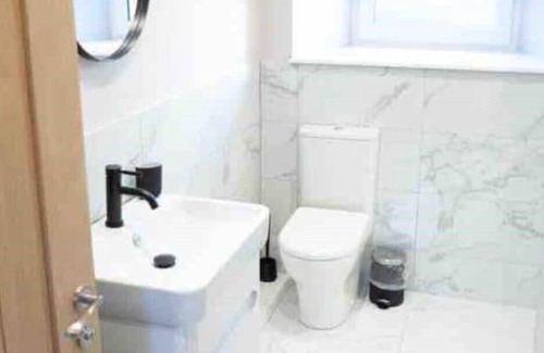 Gorebridge Cottage | Middleton Inn- Large 4 Bed Cottage with Hot Tub