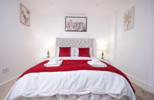 Luton Apartment | Midland Apartment I 1-min walk to town centre & station I 8-mins to airport I private balcony
