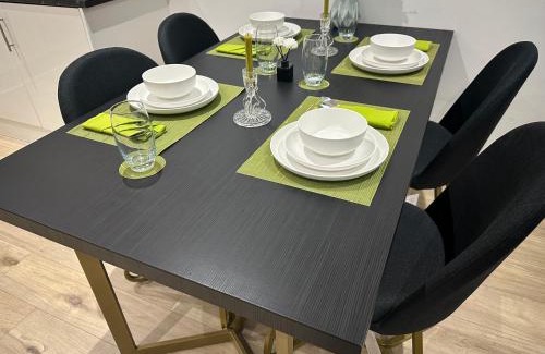 Luton Apartment | Midland Apartments - Luxury Large Entire Unit Sleeps 4