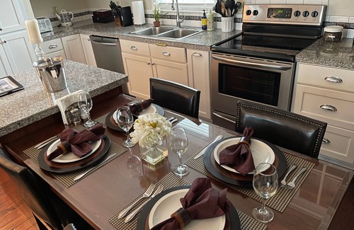 Westfort Apartment | Midtown Apt - 2Bed/2Bath - Private Hot tub and Patio - Close to Pearl and Dtwn