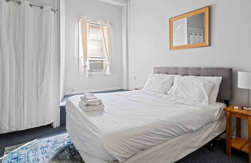 Clifton Heights Apartment | Midtown Apt Near Downtown&U of C - Hangout Unit 1