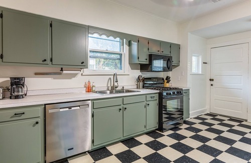 Vollintine-Evergreen House | Midtown KING SUITE centrally located with FREE parking