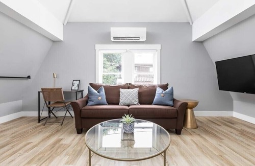 Mapleton/Fall Creek House | Midtown Modern Carriage Home by Major Attractions