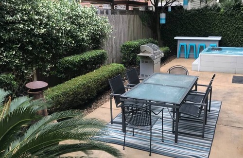 Midtown House | ★ Midtown/Montrose, Private Patio With Hot Tub, Walk to Bars & Restaurants
