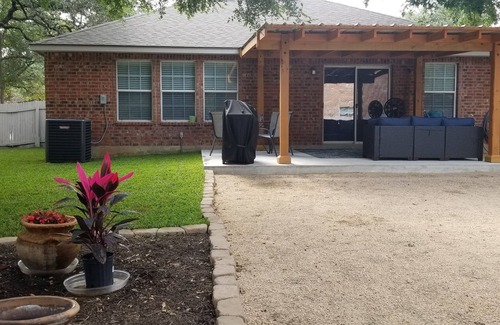 Far North Central House | Midway Retreat: family and pet-friendly 3 bedroom 2 bath home