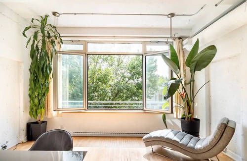 Mile End Apartment | Mile End - Huge Bright & Modern Loft Suite - King Bed - Parking - High Ceiling