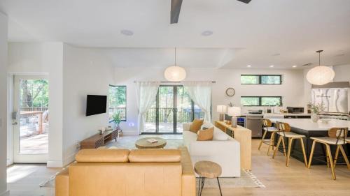 Healdsburg House | Mill Creek by AvantStay Modern Design Patio Hot Tub