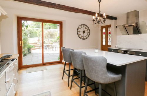 Preston House | MILL HOUSE, pet friendly, character holiday cottage in Chipping