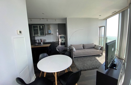 Toronto Entertainment District Apartment | MILLION DOLLARS CN TOWER AND VIEWS - 2 BEDROOM SUITE WITH PARKING AND BALCONY
