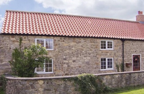 Thornton Watlass Cottage | MILLSTONE COTTAGE, pet friendly, with a garden in Thornton Watlass