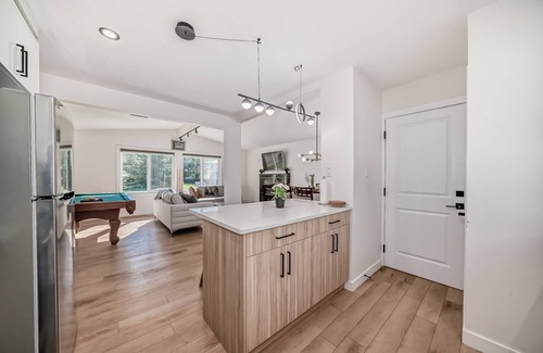 Southeast Edmonton House | Millwoods | Sleeps 8 | Newly Renovated | AC | Near South Edmonton Common