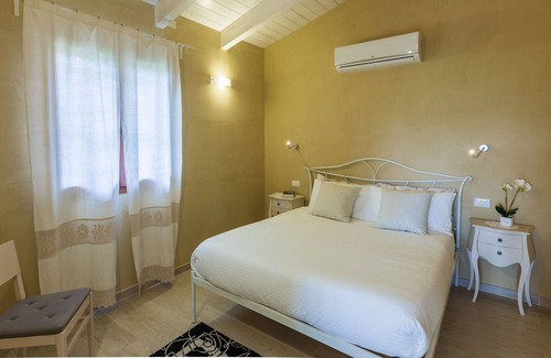Mondavio Apartment | Mimosa apartment in Agriturismo Villa Beatrice, just 15 minutes from the beach