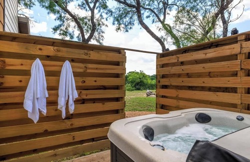 Fredericksburg House | Mimosa Waterfront with Hot Tub