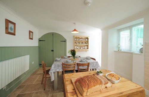 Laugharne House | Min Yr Afon