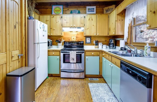 Williamstown Cabin | Mineral Bluff Hideaway w/Hot Tub, Grill, Fire Pit