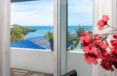 Half Moon Bay Apartment | Mini Penthouse Beachfront - Bay View in West End