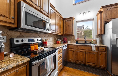 Hollister Cabin | Mini-Red Rock! Hot tub, Firepit, Dogs Welcome,