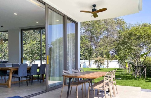 Su Thep Villa | Minimal Luxury Villa HUGE Garden. 10 min to Nimman