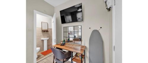 Haringey Apartment | Minimalist Oasis: Airy Studio in Calming Neutrals