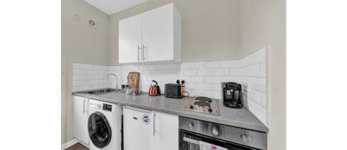 Haringey Apartment | Minimalist Oasis: Airy Studio in Calming Neutrals