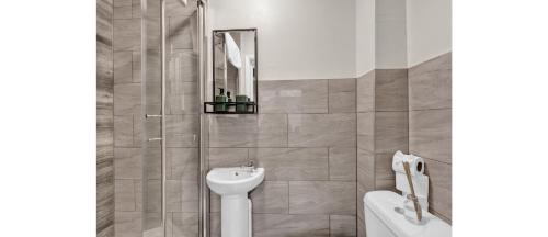 Haringey Apartment | Minimalist Oasis: Airy Studio in Calming Neutrals