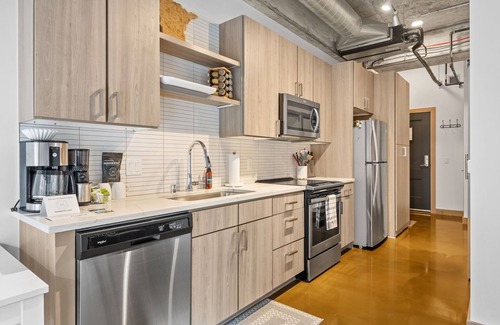 Warehouse District Apartment | MINNeSTAY* Sable 204 | Target Field |