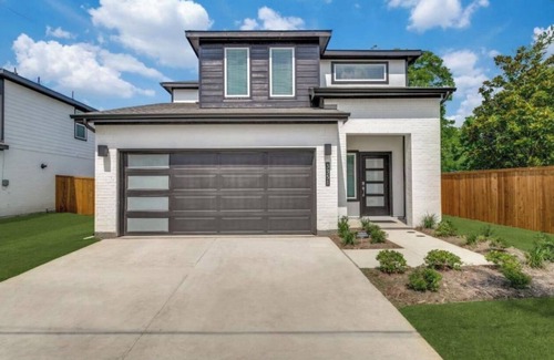 West Dallas House | Mins from Downtown, Cool Indoor Games Work Space
