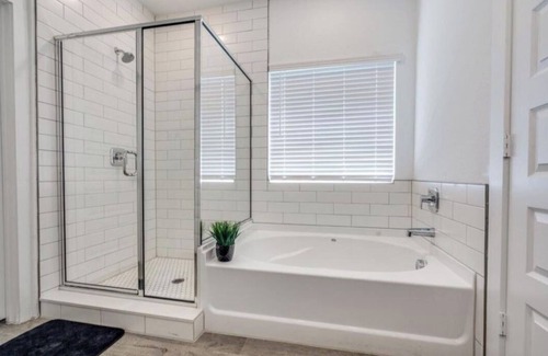 West Dallas House | Mins from Downtown, Cool Indoor Games Work Space