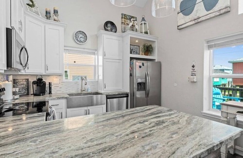 Terramar Beach House | Mins to Beach | Sleeps 7 | Large Deck