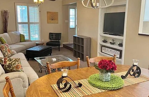 Quincy House | Mins to Blessing Hospital, Country Club, HotRiver