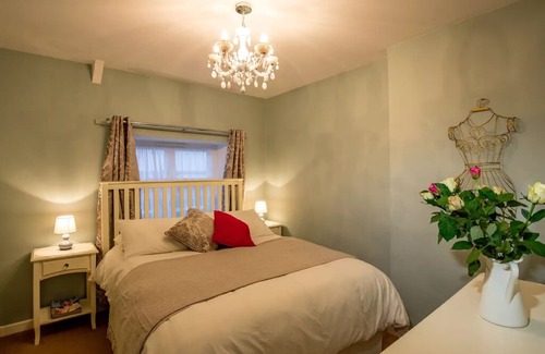 Redlynch Cabin | Mint Leaf Cottages, Bruton (Sleeps 12)