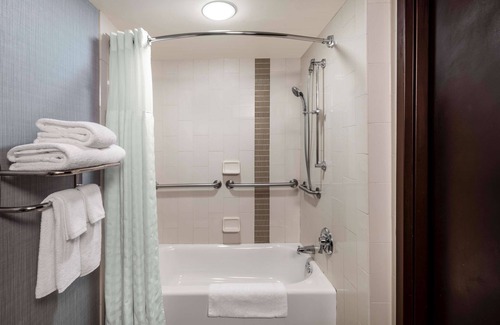 Austin Hotel | Minutes Away from Barton Springs! Pets Allowed, Outdoor Pool, FREE Parking!