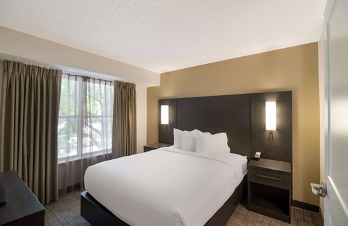 Richardson Hotel | Minutes Away From The Dallas World Aquarium! W/Pool, FREE Breakfast & Parking!