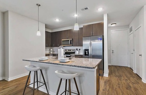 Deerwood Condo | Minutes from High-End St. Johns Towncenter! Family Friendly Stay! Pool & Gym