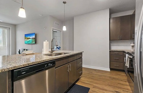 Deerwood Condo | Minutes from High-End St. Johns Towncenter! Family Friendly Stay! Pool & Gym