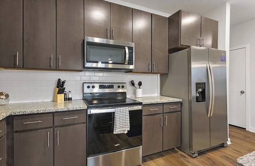 Deerwood Condo | Minutes from High-End St. Johns Towncenter! Family Friendly Stay! Pool & Gym