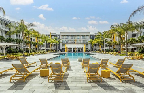 Deerwood Condo | Minutes from High-End St. Johns Towncenter! Family Friendly Stay! Pool & Gym