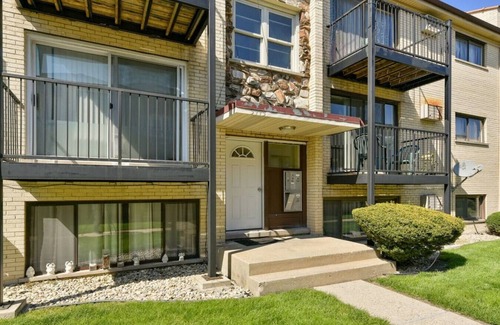 O'Hare Apartment | Minutes from O`Hare | Safe Neighborhood | Parking