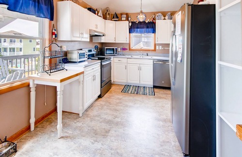 Salvo House | Minutes from the Beach! Oceanview, Dog Friendly House with Pool and Hot Tub