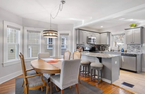 Louisville House | Minutes from U of L & Expo Center I Cozy I Updated