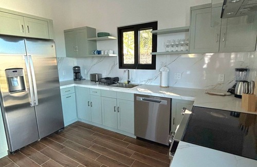 Juba Sound Villa | Minutes to Gracebay Beach, Modern 2 Bedrooms and 2 Bathrooms