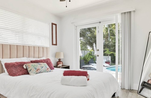 Central Corals House | Minutes to Messi, Heated Pool palace with full size soft serve machine.