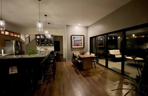Youngstown House | MINUTES to Niagara Falls, UNIQUE Custom Home, PRIVATE Woodland Retreat, HOT TUB