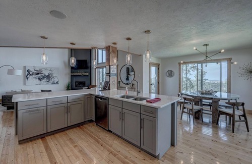 Lead Ski Chalet | Missing Link 4BR Chalet at Terry Peak with Jacuzzi Hot Tub - Sleeps 14
