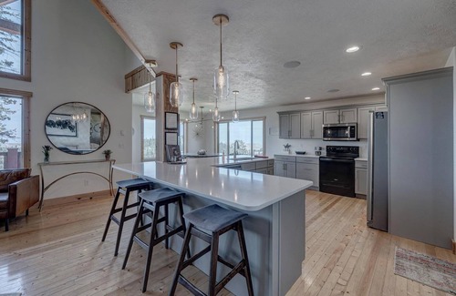 Lead Ski Chalet | Missing Link 4BR Chalet at Terry Peak with Jacuzzi Hot Tub - Sleeps 14