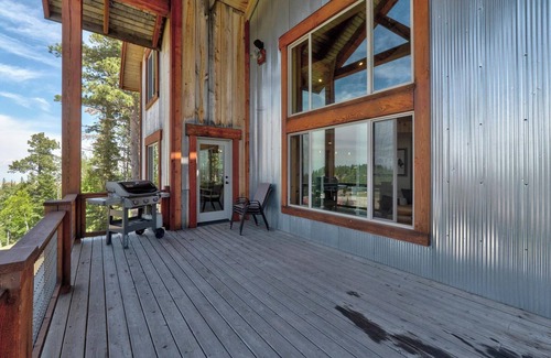 Lead Ski Chalet | Missing Link 4BR Chalet at Terry Peak with Jacuzzi Hot Tub - Sleeps 14