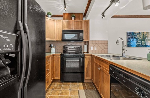 East Kootenay Apartment | Misty Mountain Retreat | Pool/Hot Tub | Fireplace