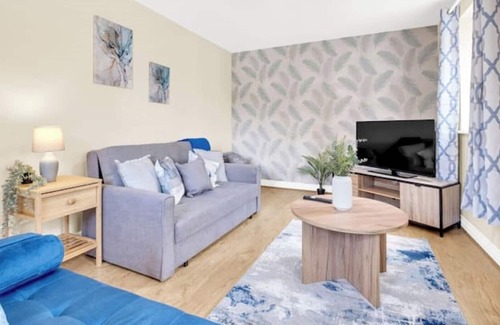 Newport Pagnell House | Mkretreat 6 bed House,sleep 7 Guests,6 car Parking, 3xwc, Fast Wifi, Netflix