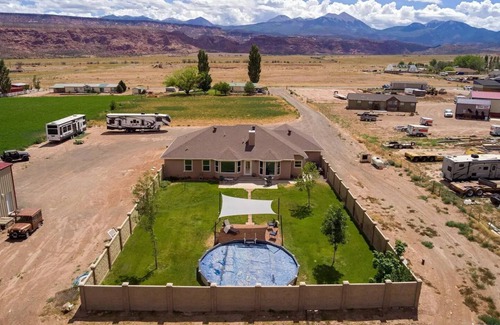Moab South Valley House | MO'ABventures Canyonlands National Park 9 beds 6 bath .7 acre Parking UTV'S nn