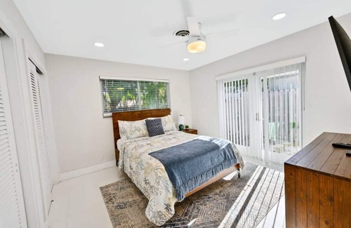 Imperial Point House | Moana Beach Cottage Heated Pool minutes from BEACH!